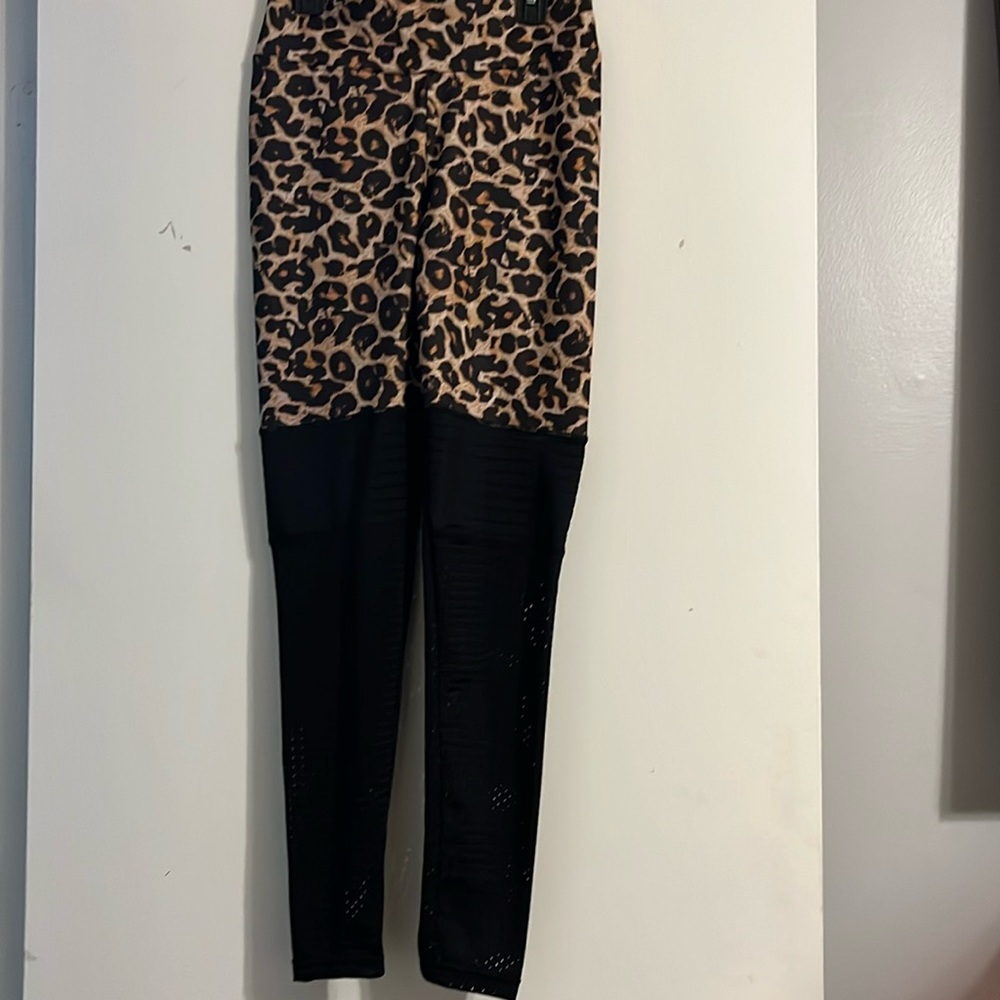 New Look Sport Scrunch butt Leopard Print Leggings M